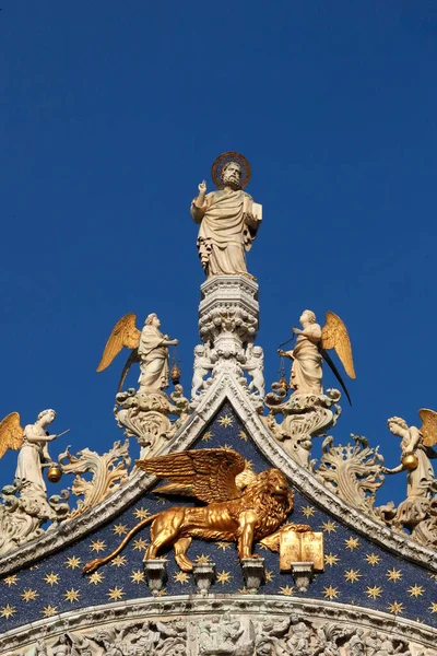 Szent Márk Bazilika Szent Márk Angyalokkal Szárnyas Oroszlán Felett Velence — Stock Fotó