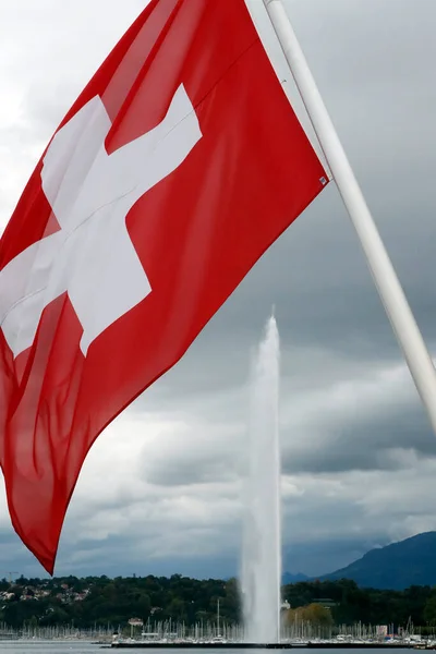 スイスの国旗と世界一高い噴水であるジェット ダウ湖 レマン湖 — ストック写真