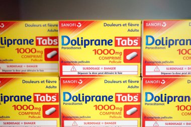 Coronavirüs salgını (COVID-19). Parasetamol. Satılık Doliprane. Eczane. Fransa. 