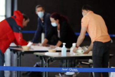 Coronavirüs salgını (covid-19). Maskelerin ücretsiz dağıtımı. Aziz Gervais. Fransa. 