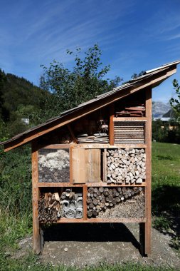 Böcek oteli böceklere barınak sağlamak için insan yapımı bir yapıdır. Fransa. 