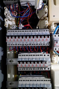 Devre kesicisi şalter kutusunda. Voltaj kontrol santrali. Evdeki elektrik voltajını kontrol etmek için dağıtım panosu. Fransa. 