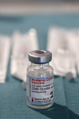 COVID-19 aşı merkezi. Moderna COVID-19 aşısı aşıya hazır. Fransa. 
