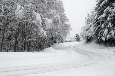 Kışın Fransız Alpleri. Karların altında yol var. Saint-Gervais. Fransa. 