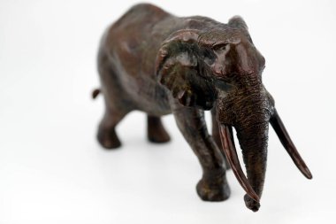 Bronz bir fil heykeli. Fransa. 