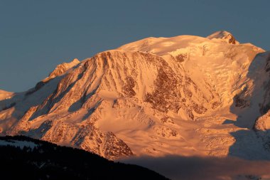 Fransız Alpleri. Mont-Blanc kalabalığının üzerinde gün batımı. Aziz Gervais. Fransa. 