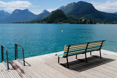 Annecy Gölü. Kumsalda. Talloires. Fransa. 