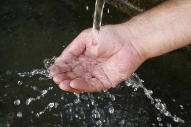Bir insanın elindeki çeşmeden akan tatlı su gibi. Fransa. 