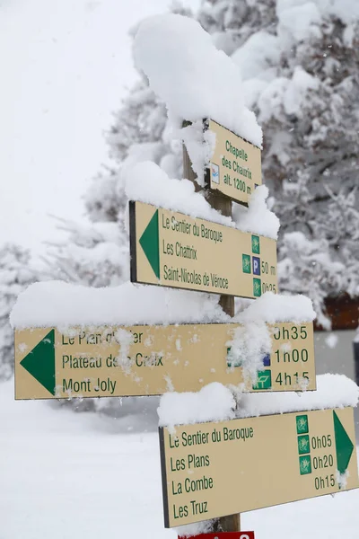 Francia Alpok Télen Sétáló Ösvény Jelek Alatt Saint Gervais Ban — Stock Fotó