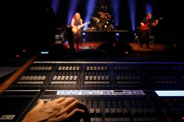 摇滚乐队 为音频技师提供专业的混音控制台 — 图库照片