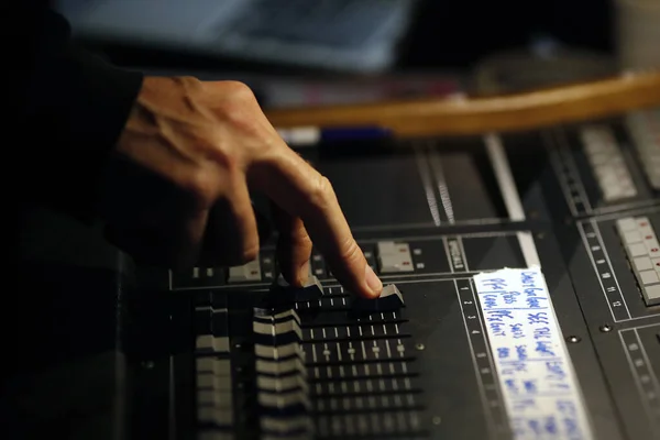 摇滚乐队 为音频技师提供专业的混音控制台 — 图库照片