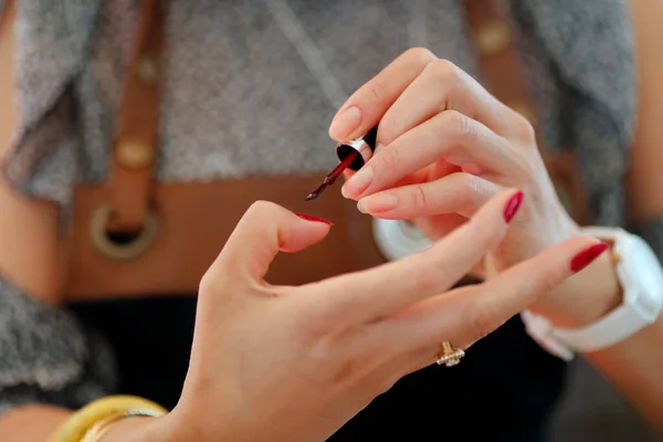 Mujer Pintando Esmalte Rojo Sus Uñas Francia — Foto de Stock