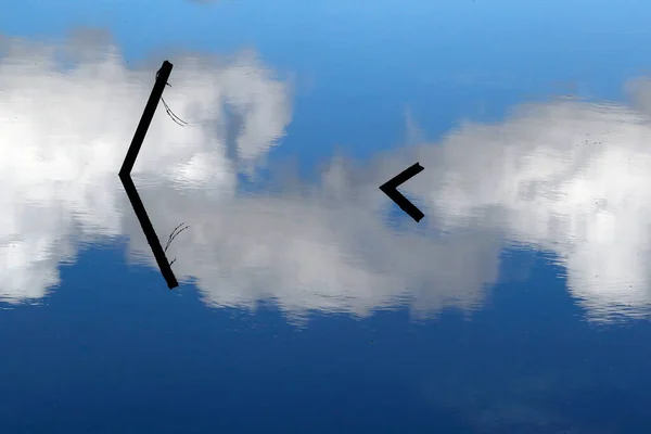 Wolken Reflecteren Water Frankrijk — Stockfoto