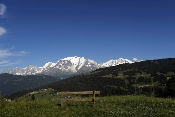 Träbänk Vänd Mot Mont Blanc Massivet Franska Alperna Frankrike — Stockfoto