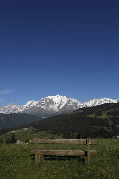 Träbänk Vänd Mot Mont Blanc Massivet Franska Alperna Frankrike — Stockfoto