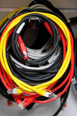 Çok renkli ethernet kabloları. Fransa. 
