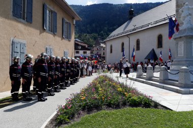 14 Temmuz Fransa Ulusal Günü. İtfaiyecilerle seremoni. Fransız Sapeurs Pompiers. Aziz Gervais. Fransa. 