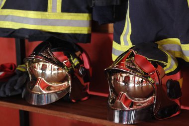 İtfaiye. İtfaiyeci paltoları, kasklar ve botlar bir sonraki çağrıyı bekliyor. Soyunma odası. Fransız Sapeurs Pompiers. Fransa. 