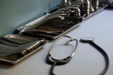 Doktor masasında duran tıbbi aletler. Fransa. 