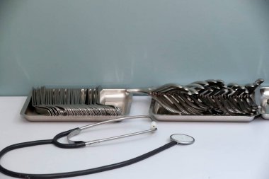 Doktor masasında duran tıbbi aletler. Fransa. 