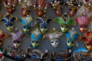 Hediyelik eşya dükkanı. Karnaval maskeleri. Mıknatıslar. İtalya. 