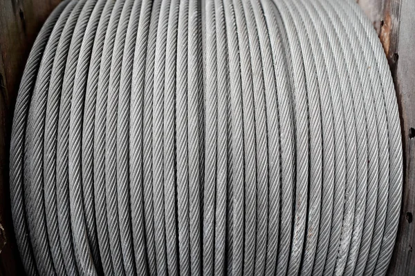 一条长长的金属电缆 建筑工地 — 图库照片
