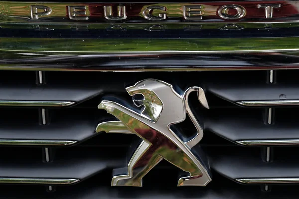 Οχήματα Peugeot Αναγνωρίζονται Παγκοσμίως Από Έμβλημα Των Λιονταριών Γαλλία — Φωτογραφία Αρχείου