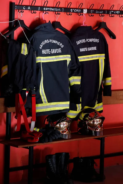 Πυροσβεστική Πυροσβεστικά Παλτά Κράνη Και Μπότες Περιμένουν Την Επόμενη Κλήση — Φωτογραφία Αρχείου