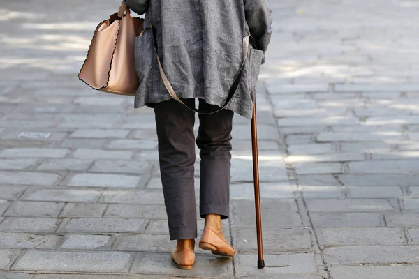 Eine Alte Frau Mit Einem Stock Geht Auf Der Straße — Stockfoto