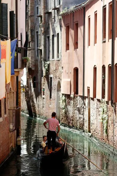 Gondola Turisty Plují Vodní Ulici Itálie — Stock fotografie