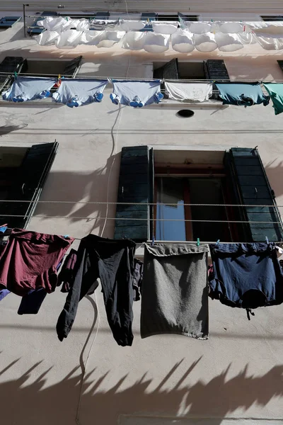 Typisch Uitzicht Straten Van Venetië Gewassen Kleren Drogen Koorden Buiten — Stockfoto