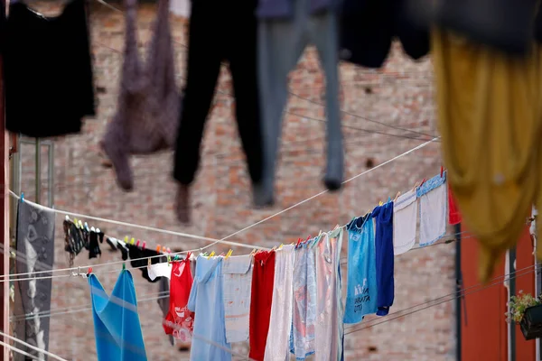典型的なビューヴェネツィアの通りは 建物の外のコードに乾燥服を洗った — ストック写真