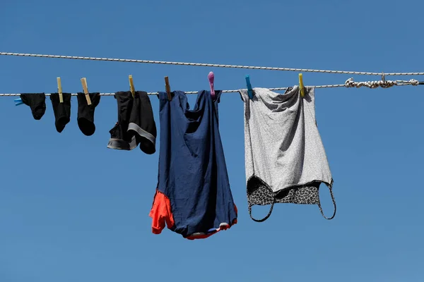 Typisk Utsikt Över Gatorna Venedig Tvättade Kläder Torkning Sladdar Utanför — Stockfoto