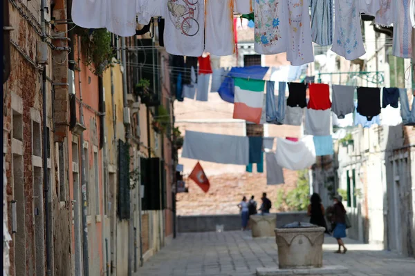Typisk Udsigt Gaderne Venedig Vaskede Tøj Tørring Snore Uden Bygningen - Stock-foto