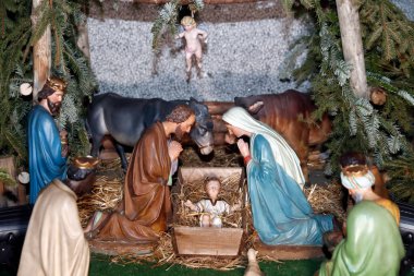 Doğum sahnesi. Noel beşiği. Bebek İsa 'nın yanında kutsal aile. Katolik kilisesi. Fransa. 