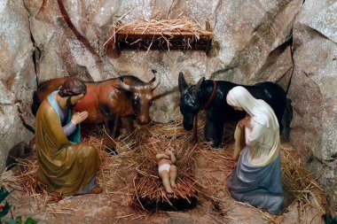 Doğum sahnesi. Noel beşiği. Bebek İsa 'nın yanında kutsal aile. Katolik kilisesi. Fransa. 