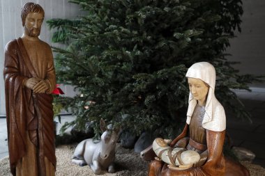 Doğum sahnesi. Noel beşiği. Bebek İsa 'nın yanında kutsal aile. Katolik kilisesi. Fransa. 