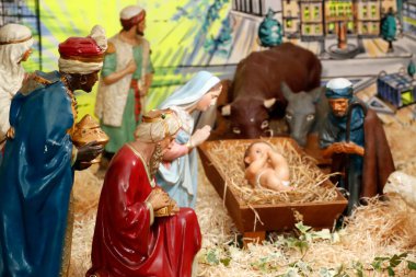 Doğum sahnesi. Noel beşiği. Sana tapan üç Magi (Patisar, Caspar ve Melchior). Katolik kilisesi. Fransa. 