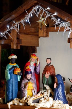 Doğum sahnesi. Noel beşiği. Sana tapan üç Magi (Patisar, Caspar ve Melchior). Katolik kilisesi. Fransa. 