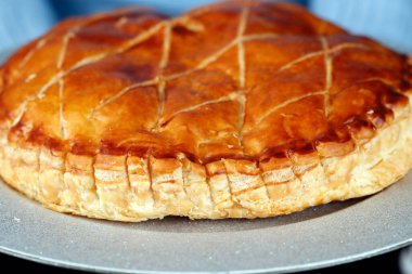 Kral pastası, Galette des Rois. 6 Ocak 'tan başlayarak popüler bir yiyecek maddesi veya Epiphany. Fransa. 