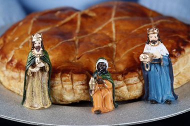 Kral pastası, Galette des Rois. Üç bilge adam figürü. 6 Ocak 'tan başlayarak popüler bir yiyecek maddesi veya Epiphany. Fransa. 