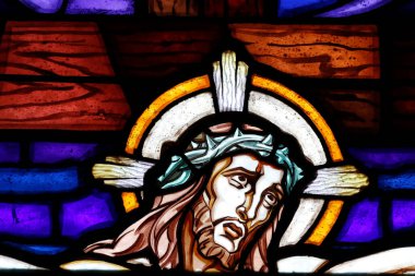 Aziz Etienne (Aziz Stephen) kilisesi. Lekeli cam pencere. İsa 'nın Tutkusu. Çarmıha gerilme, çarmıha gerilen İsa. Ayrıntılar. Annecy. Fransa. 