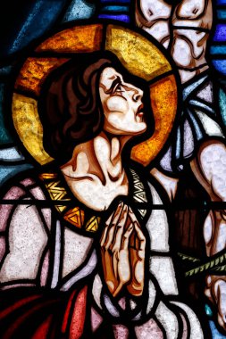 Aziz Etienne (Aziz Stephen) kilisesi. Lekeli cam pencere. İsa 'nın Tutkusu. Çarmıha gerilme, çarmıha gerilen İsa. Aziz John. Annecy. Fransa. 