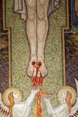 Ziyaret Bazilikası. İsa 'nın Tutkusu. Çarmıha gerilme, çarmıha gerilen İsa. Antoine Molkenboer 'dan Mozaikler. Annecy. Fransa. 