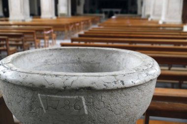  Notre Dame (Leydimiz) d 'Aix les Bains Kilisesi. Kutsal su yazı tipi. Aix les Bains. Fransa. 