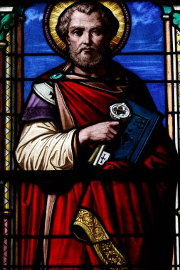 Aziz Alban Kilisesi. Lekeli cam pencere. Aziz Peter. Albens. Fransa. 