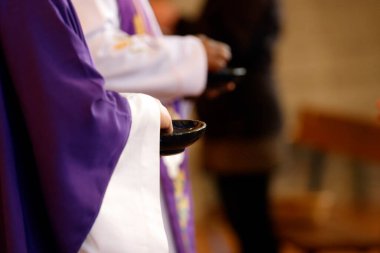 Saint Louis de Novel Kilisesi. Katolik ayini. Kül Çarşambası Kutlaması: Paskalya 'nın ilk günü. Annecy. Fransa. 