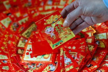 Çin ve Vietnam Yeni Yılı için kırmızı zarflar (hongbao). Kırmızı renk iyi şansın sembolüdür. Aziz Pierre en Faucigny. Fransa. 