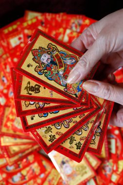 Çin ve Vietnam Yeni Yılı için kırmızı zarflar (hongbao). Kırmızı renk iyi şansın sembolüdür. Aziz Pierre en Faucigny. Fransa. 