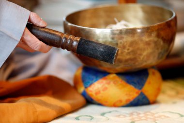  Budist töreni. Şarkı söyleyen kase. Aziz Pierre en Faucigny. Fransa. 